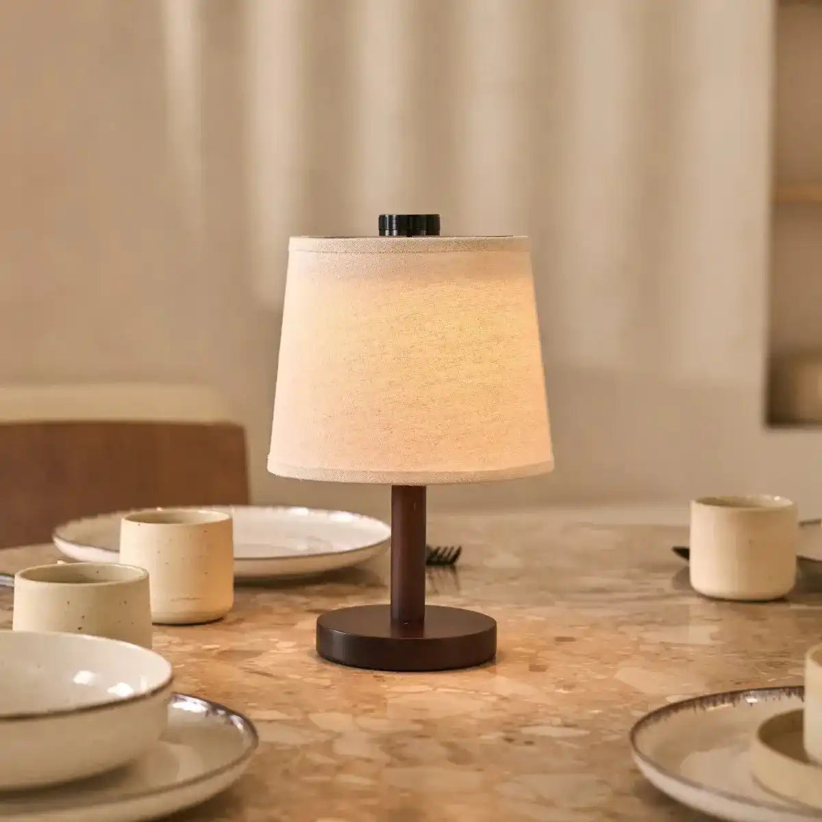 Rover dunkelbraune Holzlampe – wiederaufladbar, kabellos und dimmbarer Schirm