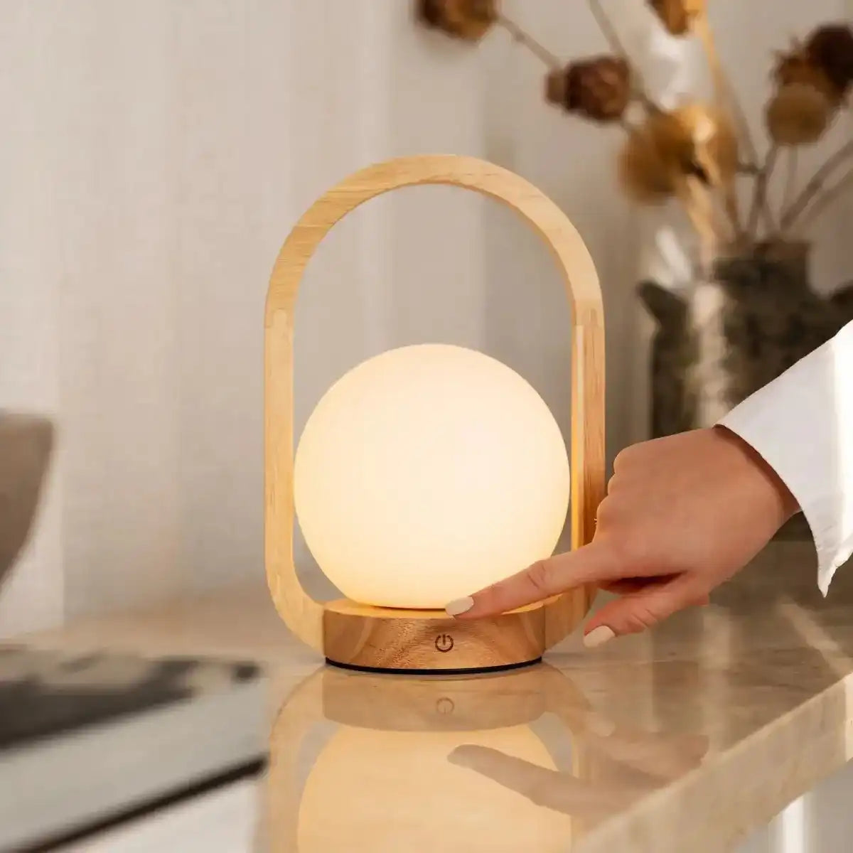 Skye Hellbraune kabellose Holzlampe | Wiederaufladbares und dimmbares Design