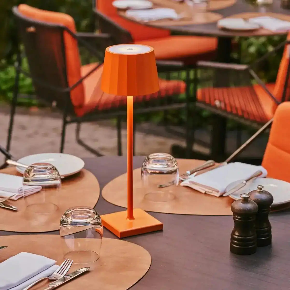 Combi Set Professional-4 x Wouter Blossom Orange wiederaufladbare Tischlampen & 1 x Amstel Wireless Ladestation mit Qi-technologyr