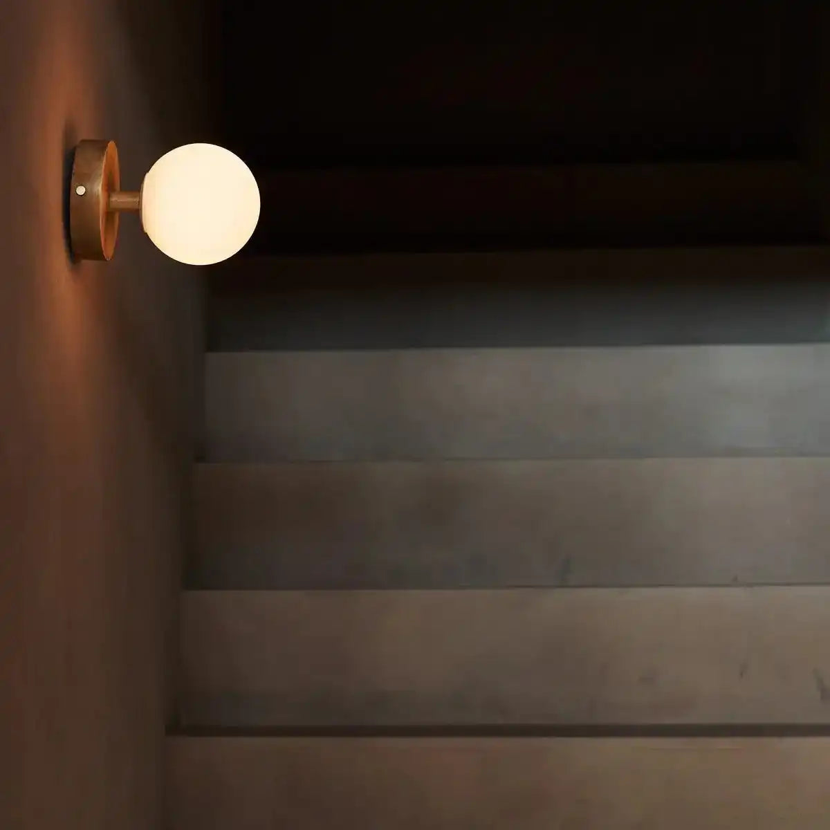Richella hellbraunes Holz- und Glaswandlicht - wiederaufladbar und schnurlos