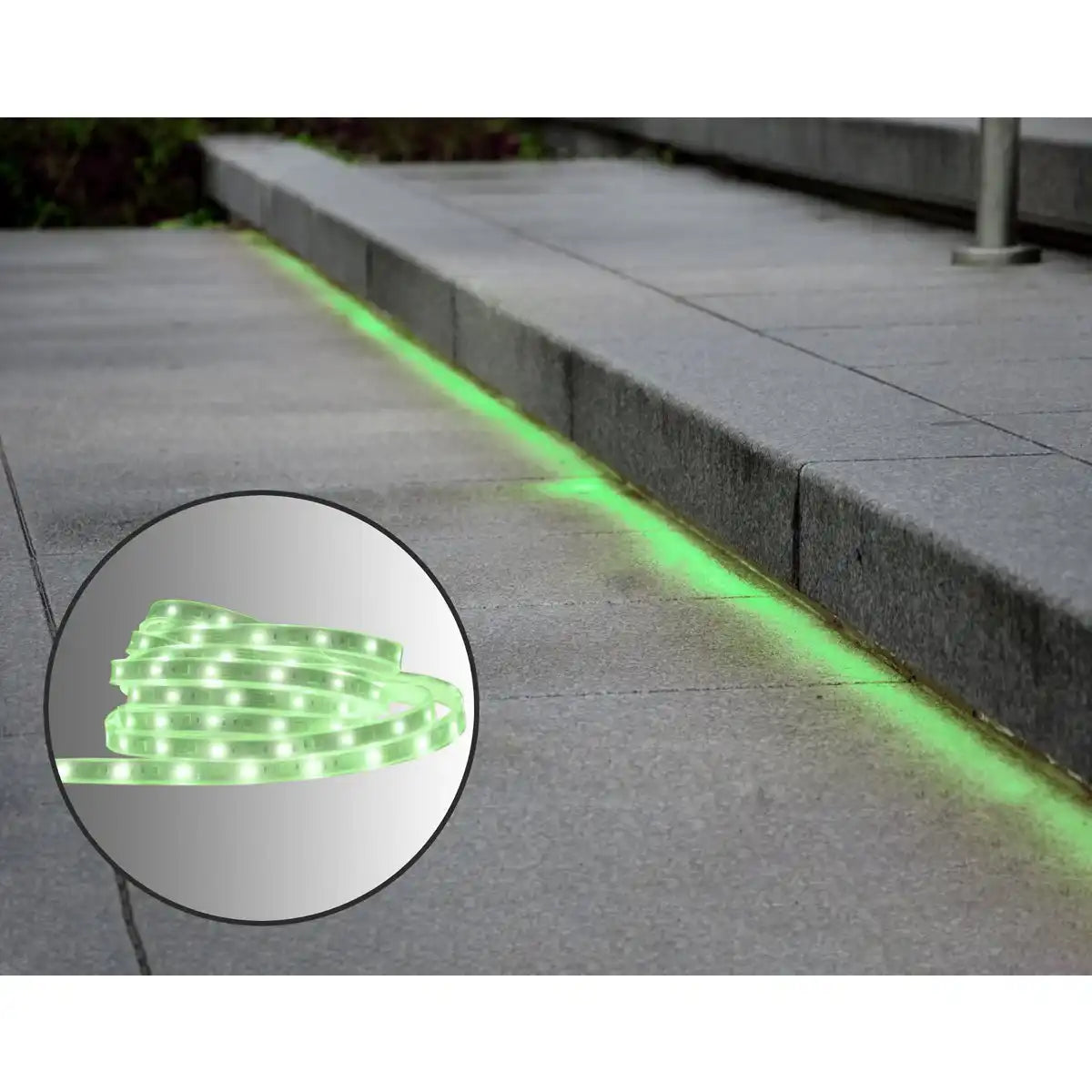 Der LED "Stripe" outdoor 500 cm, 24 Watt, warmweiß, mit Farbwechsler, dimmbar, inkl. Fernbedienung und Zubehör