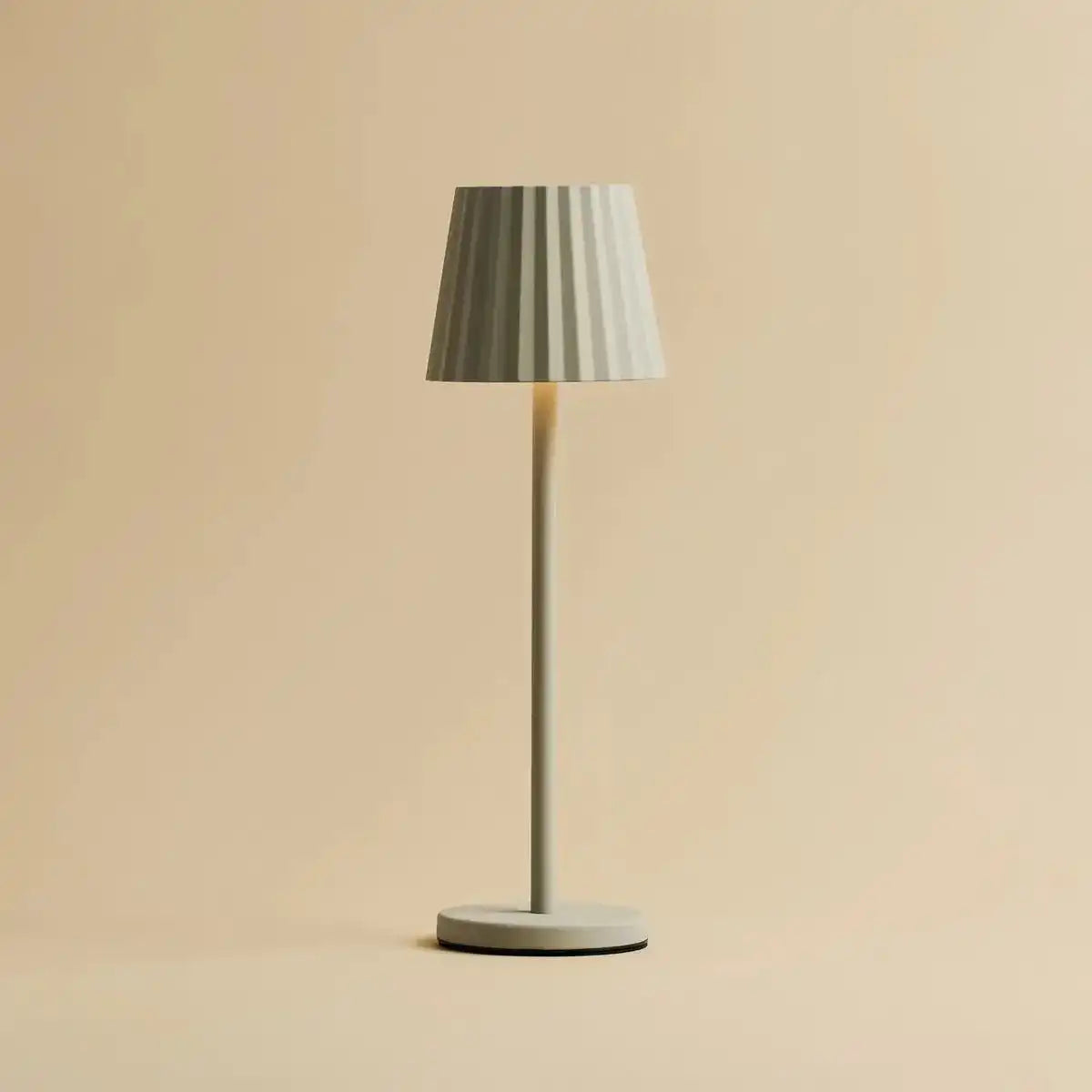 Maya Schadow Grey Ripped Tischlampe aus Eisen - dimmbare Lampe und 3 Lichtmodi, wiederaufladbar über drahtlose Ladestation