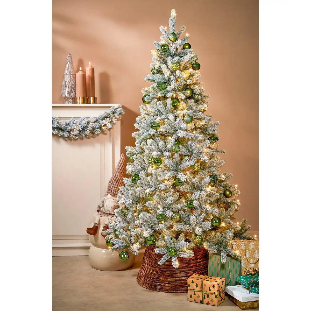 Künstlicher Weihnachtsbaum mit warmweißer LED-Beleuchtung – H180 x Ø108 cm – grün gefrostet