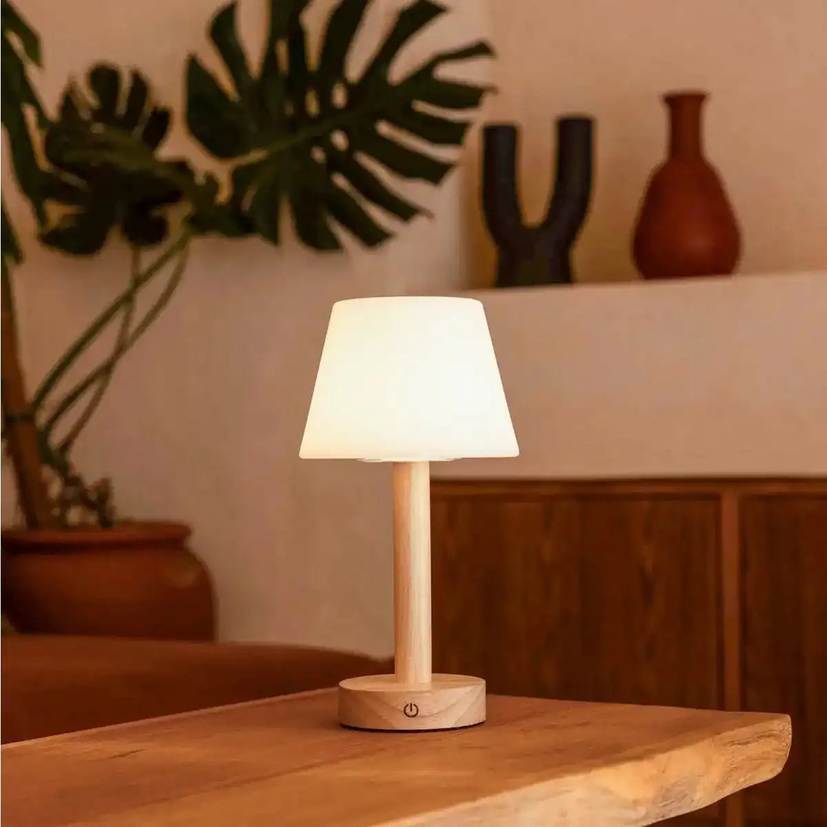 Zoë Hellbraune wiederaufladbare Tischlampe aus Holz | Dimmbar, USB-C, 80-Stunden-Akku