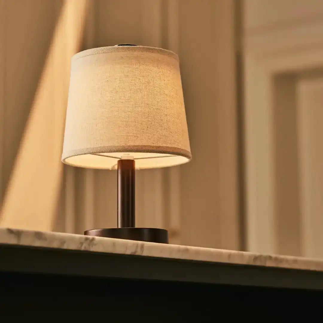 Rover dunkelbraune Holzlampe – wiederaufladbar, kabellos und dimmbarer Schirm