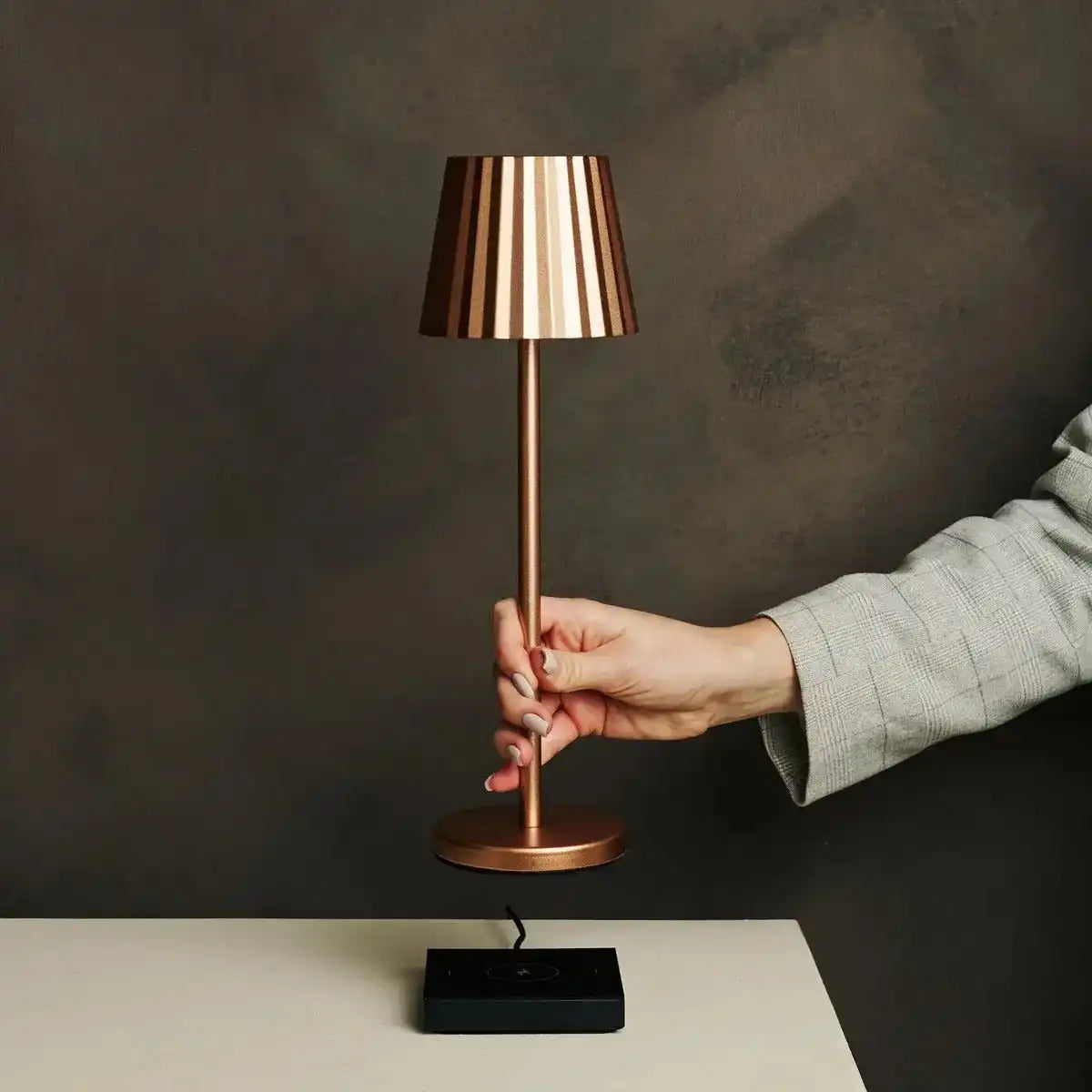 Maya Copper Rippen -Tischlampe aus Eisen - dimmbare Lampe und 3 Lichtmodi, wiederaufladbar über drahtlose Ladestation