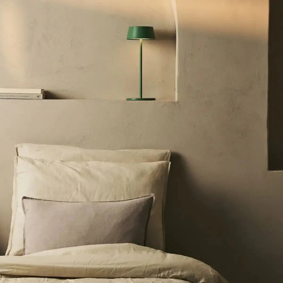 Hugo Sage Green Wiederaufladbare Tischlampe – Stilvoll, dimmbar und kabellos