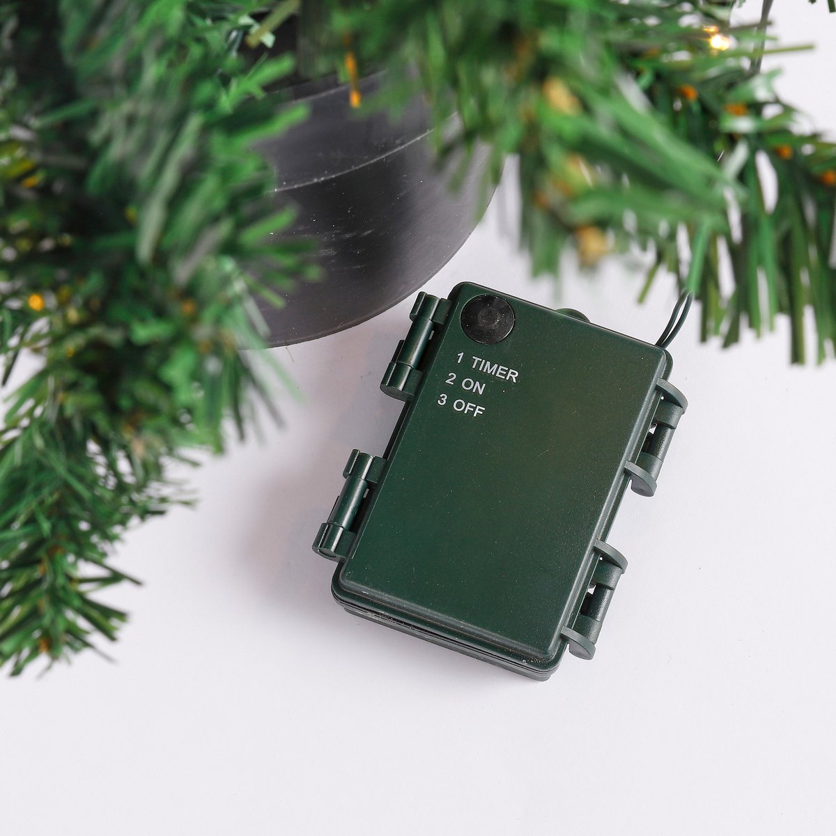 2er Set künstlichen Weihnachtsbäumen und 1 Weihnachtskranz mit LED -Beleuchtung - grün gefrostet