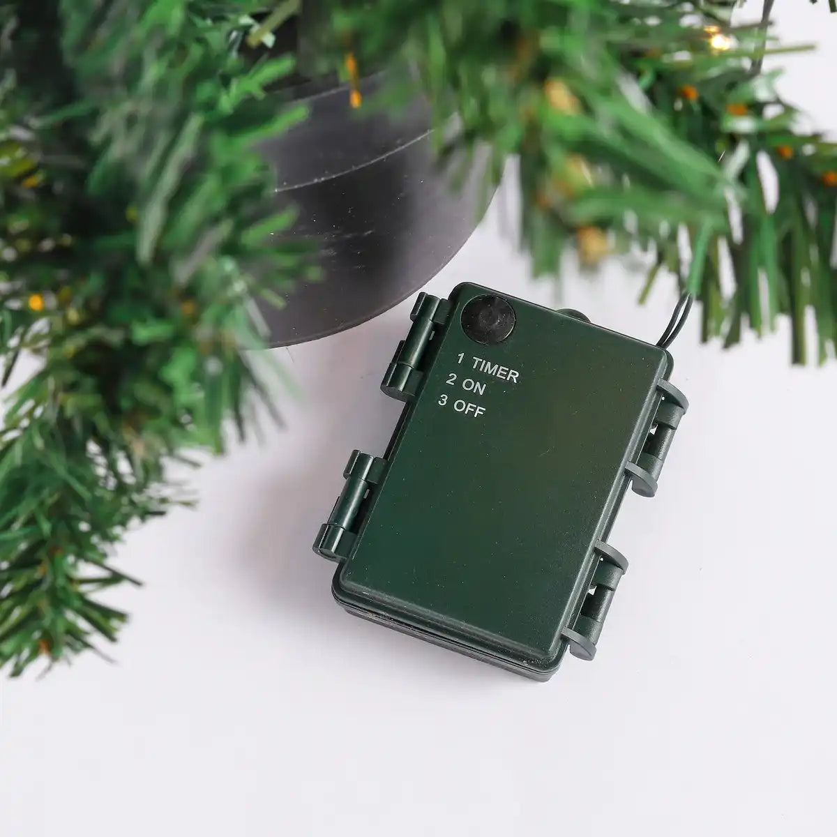 2er Set künstlichen Weihnachtsbäumen und 1 Weihnachtskranz mit LED -Beleuchtung - grün gefrostet