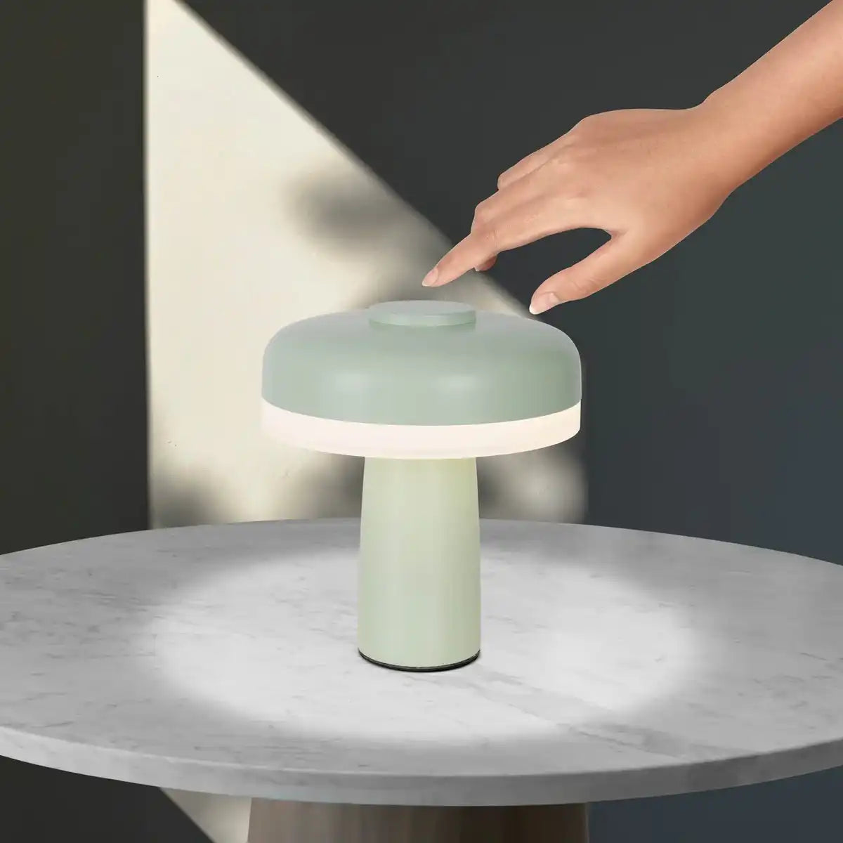 Akku-Tischleuchte "PILU", 16,5 cm hoch, oben Ø von 15 cm, Metall in Mint, weißer Kunststoff, integrierten LEDs,280 Lumen, dimmbar per Berührungssensor, warmweiß