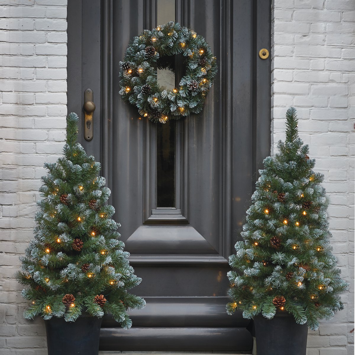 2er Set künstlichen Weihnachtsbäumen und 1 Weihnachtskranz mit LED -Beleuchtung - grün gefrostet