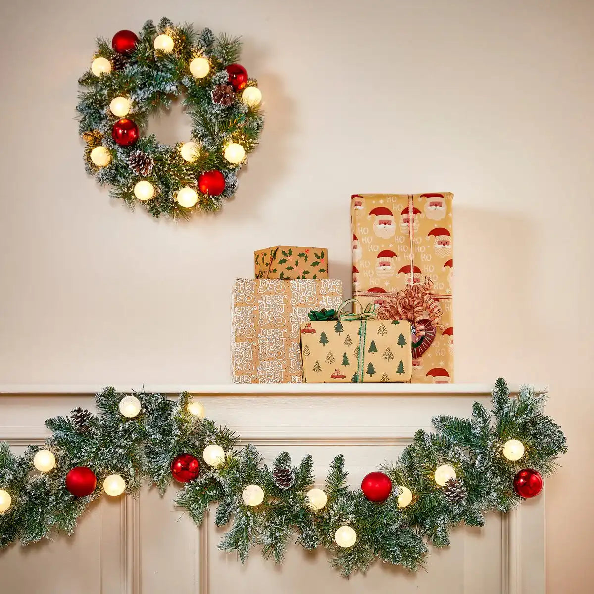 Weihnachtskranz mit warmweißer LED-Beleuchtung – Ø45 cm – Grün gefrostet, Rot