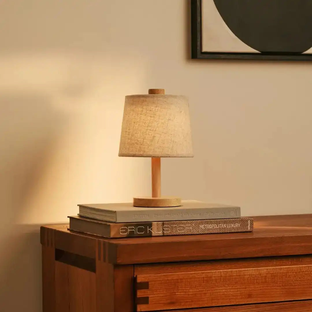 Rover Hellbraune wiederaufladbare Holzlampe | Kabellos, dimmbar mit Stoffschirm