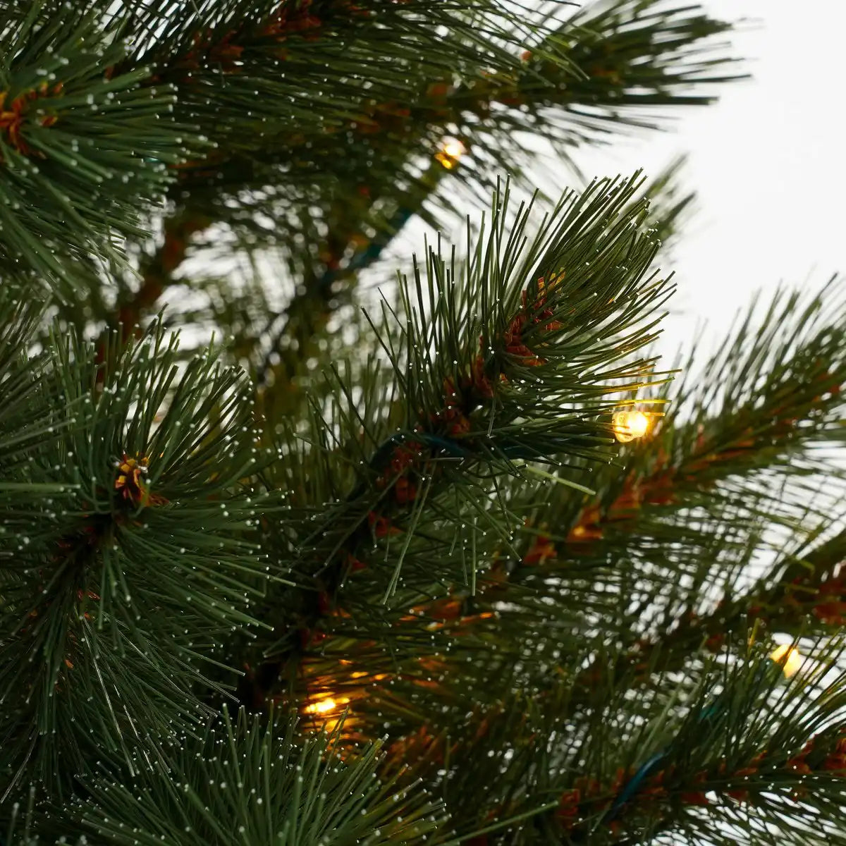 Künstlicher Weihnachtsbaum mit LED-Beleuchtung – H215 x Ø127 cm – Dunkelgrün