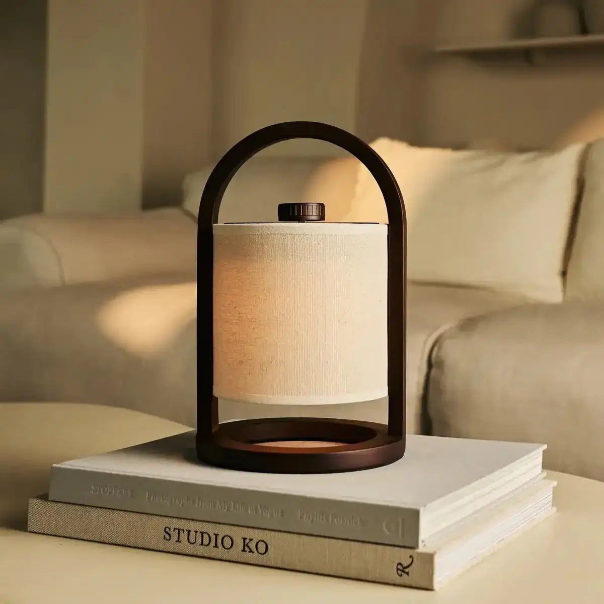 River Dunkelbraune kabellose Holzlampe – wiederaufladbar und dimmbar