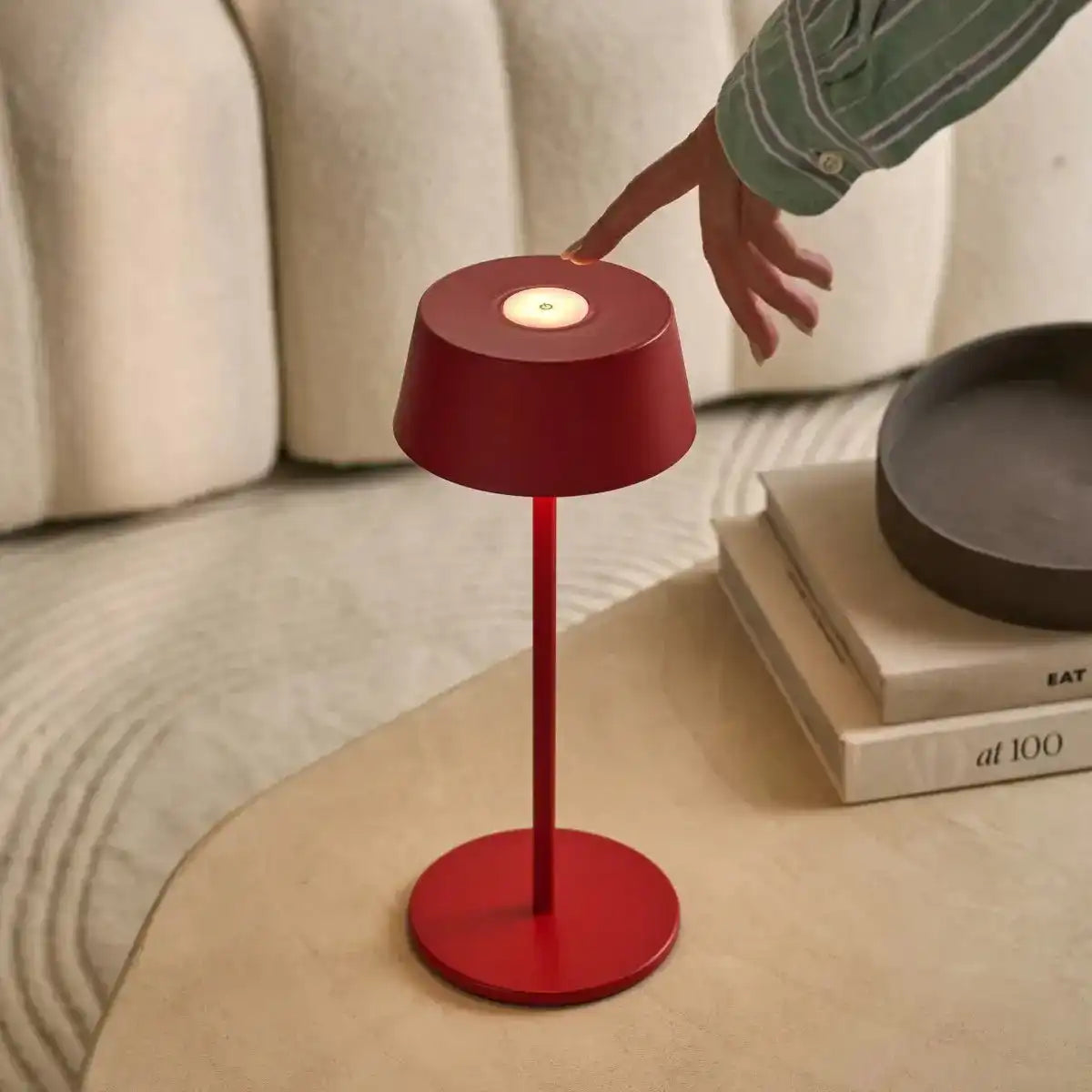 Hugo Berry Red Wiederaufladbare Eisen-Tischlampe – dimmbar, stilvoll und kabellos
