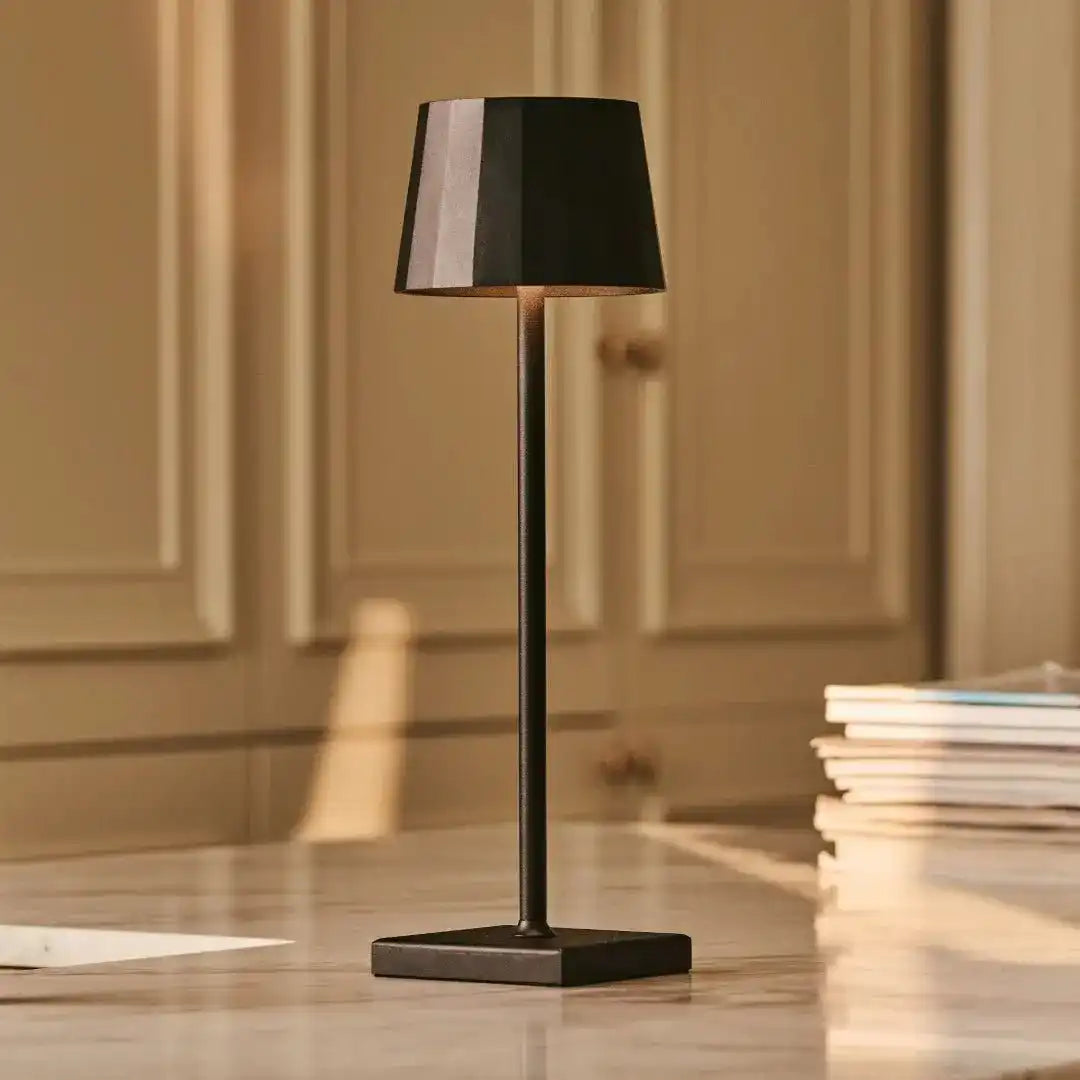 William Black wiederaufladbare Tischlampe aus Eisen – 120-Stunden-Akku, dimmbar, USB-C-Aufladung