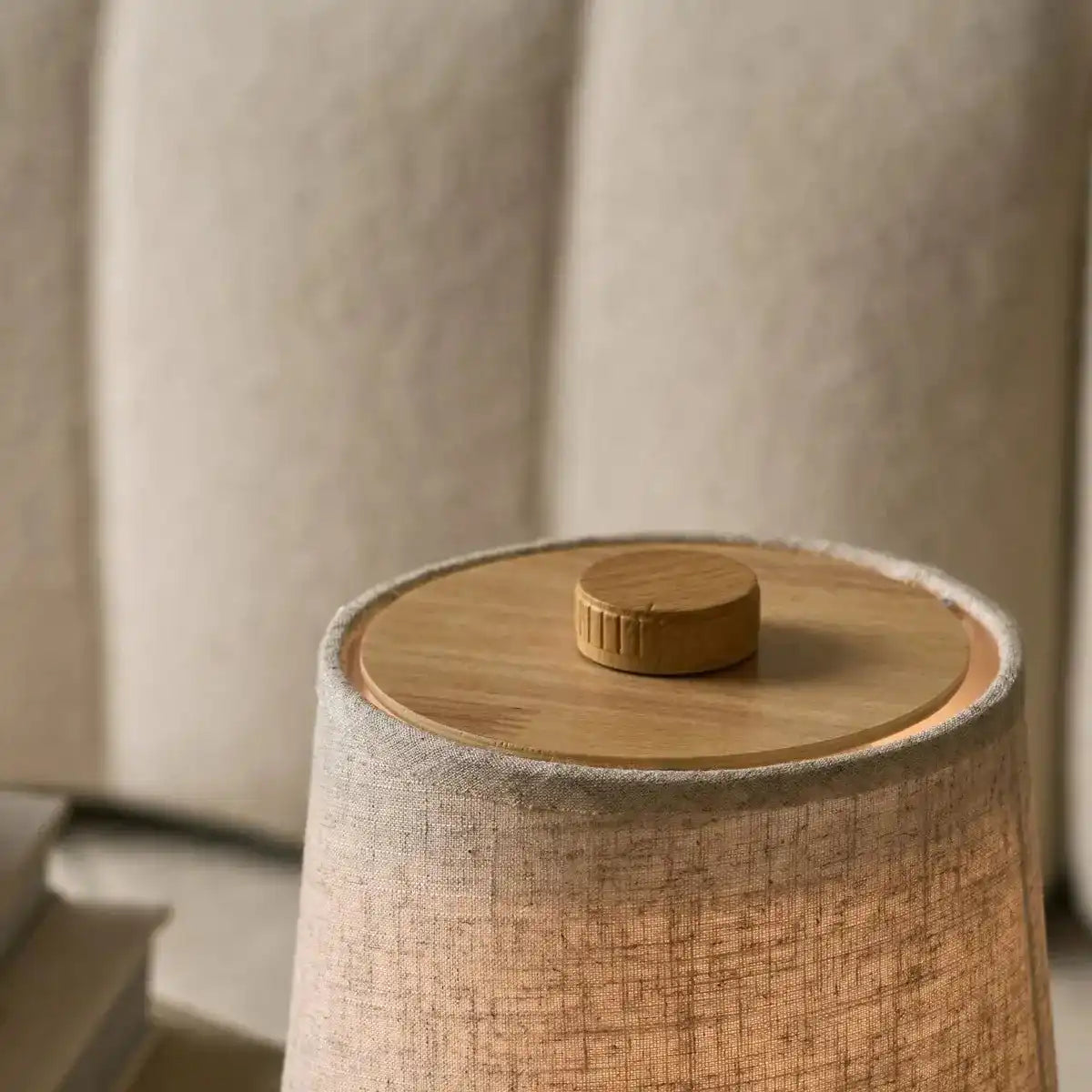 Rover Hellbraune wiederaufladbare Holzlampe | Kabellos, dimmbar mit Stoffschirm