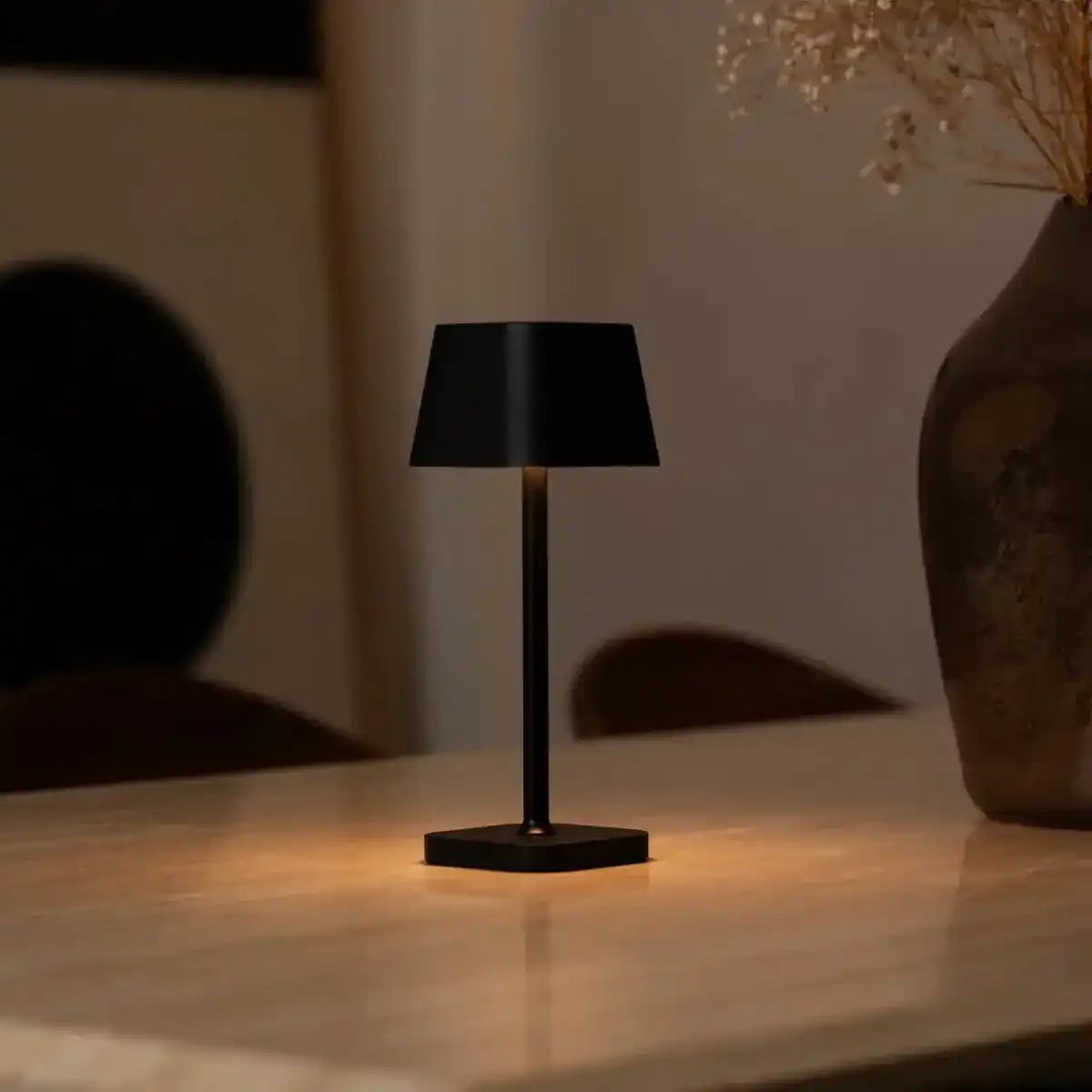 Ava Black wiederaufladbare Tischlampe | Schlanke kabellose Beleuchtungslösung