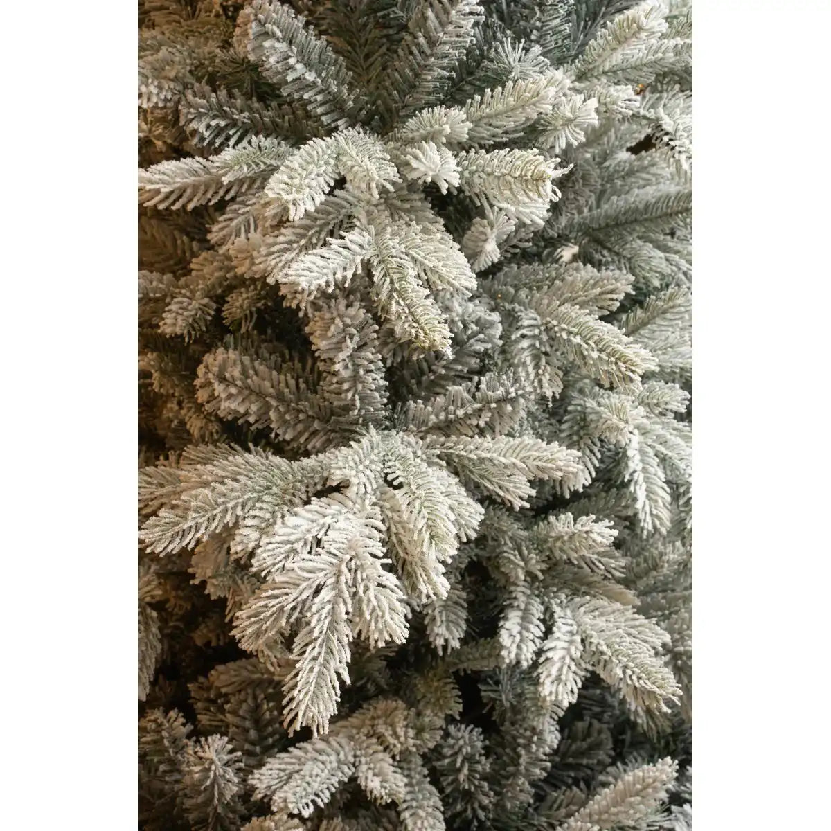 Künstlicher Weihnachtsbaum – H215 x Ø152 cm – Grün gefrostet
