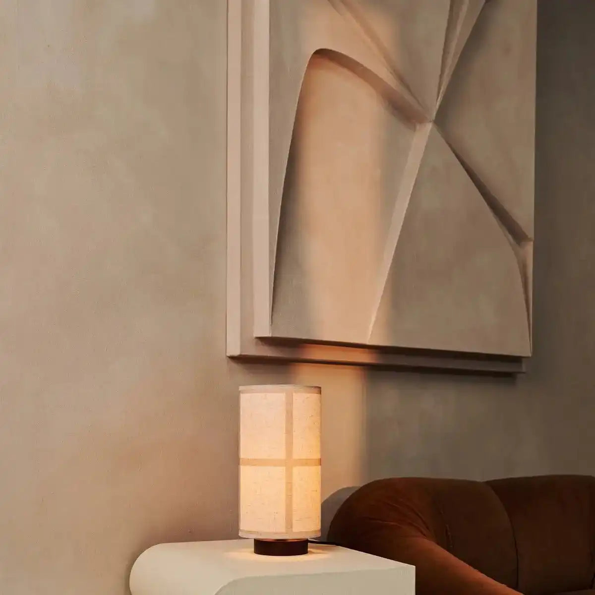 Sakura Dunkelbraune Tischlampe mit Leinenschirm | Handgefertigte und stilvolle Beleuchtung
