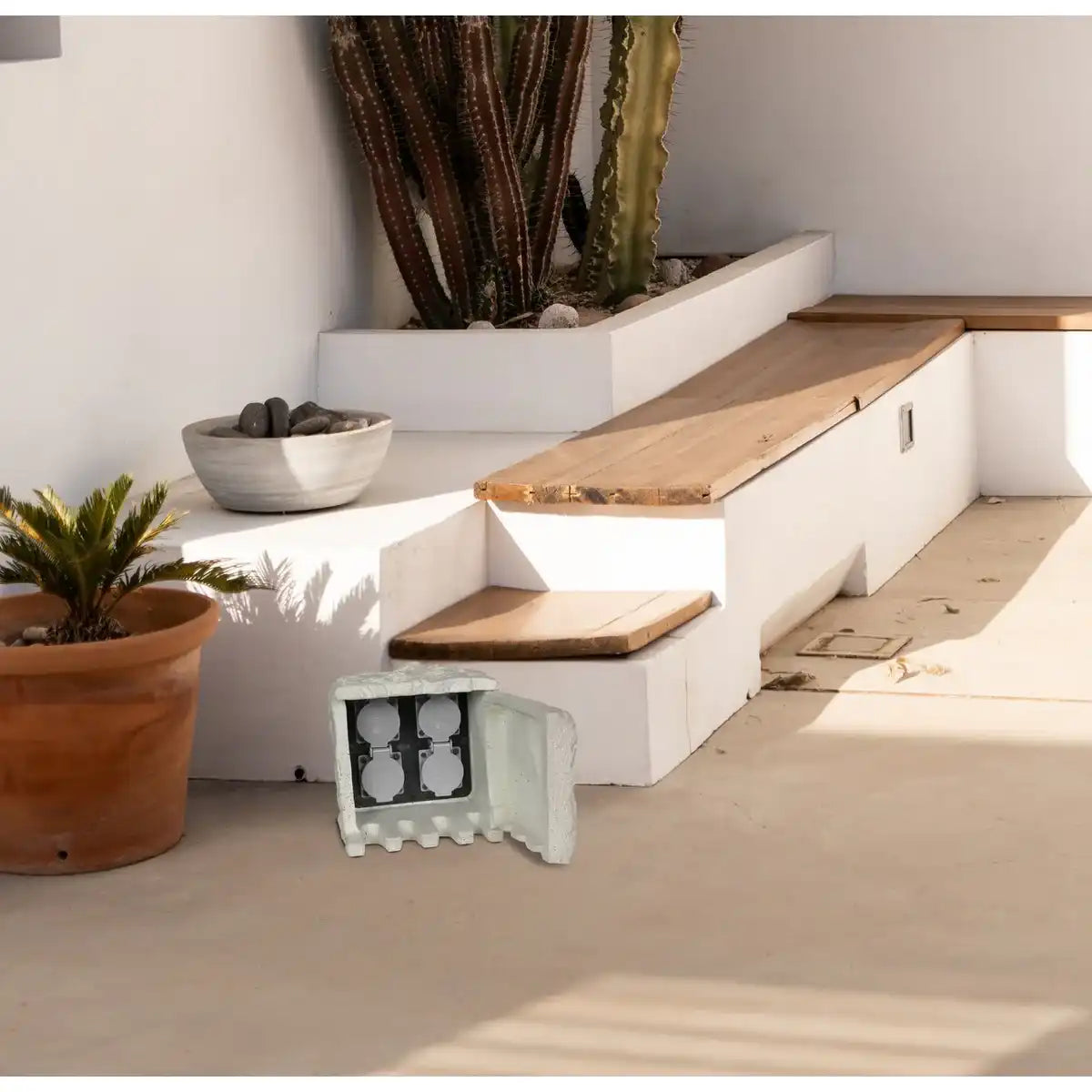 Außen-Steckdosenstein "ROCCUS", aus grauem Kunststoff, Steckdosen/Technik für Garten und Terrasse