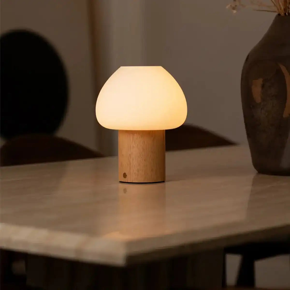 Fynn Hellbraune Holzlampe – wiederaufladbar, dimmbar und stilvoll