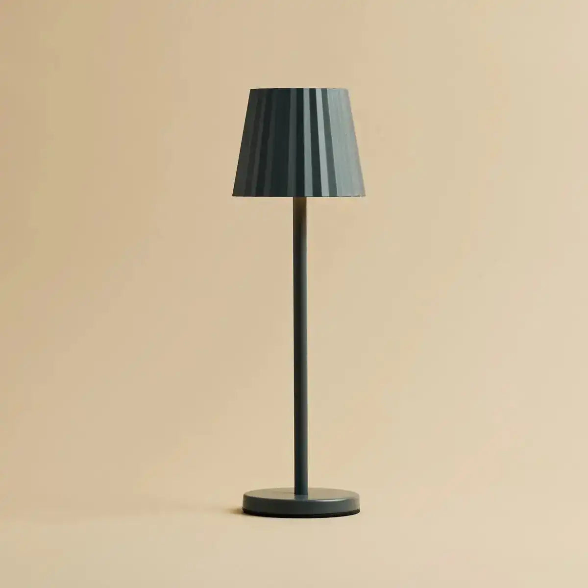 Maya Stone Grey Rippes Tischlampe aus Eisen - dimmbare Lampe und 3 Lichtmodi, wiederaufladbar über drahtlose Ladestation