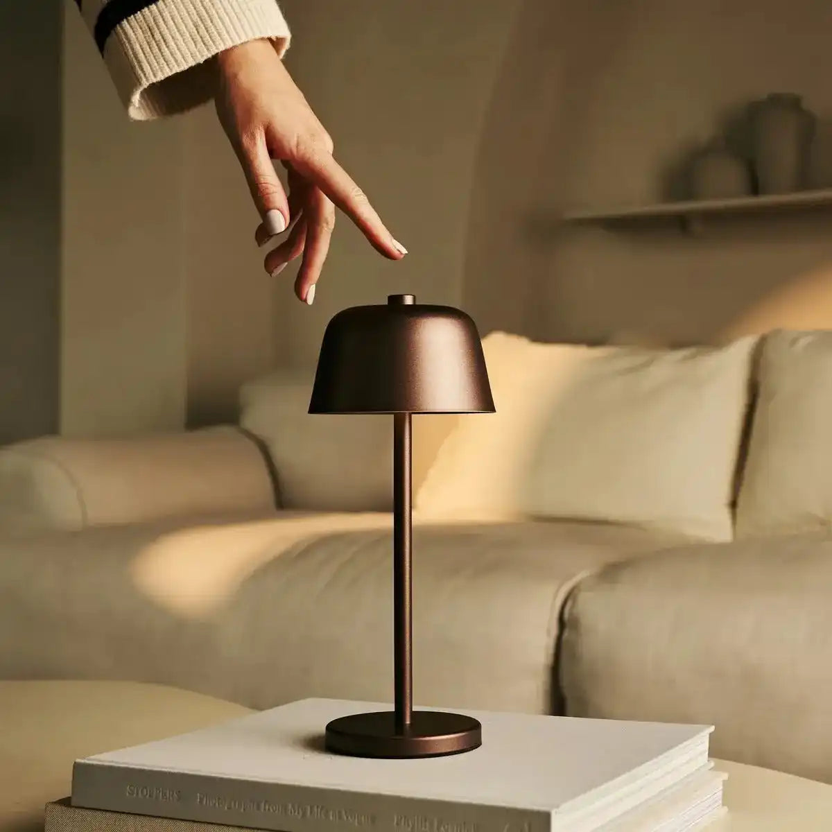 Anton Espresso Brown wiederaufladbare Tischlampe | Stilvolle und schnurlose Beleuchtung
