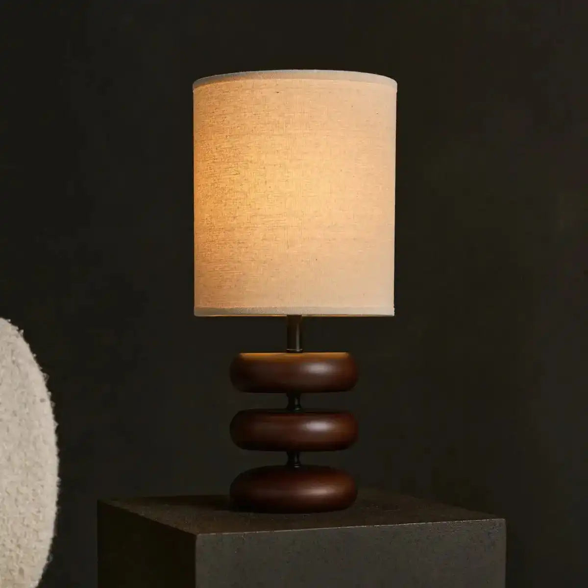 Lara dunkelbraune Holztischlampe mit cremefarbenem Leinenschatten - rustikaler Hausbeleuchtung