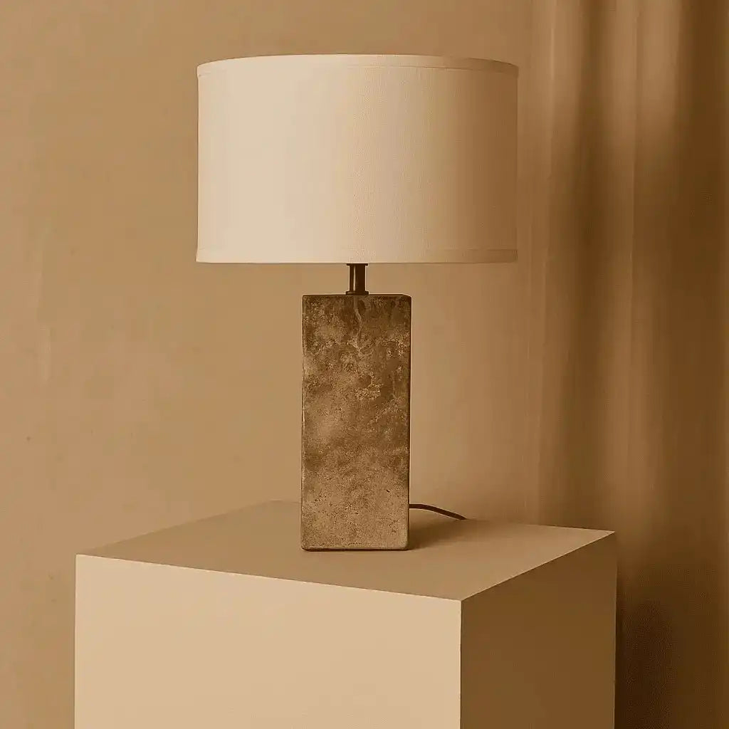 Rosie Travertinlampe – Eleganter Naturstein mit Baumwollschirm