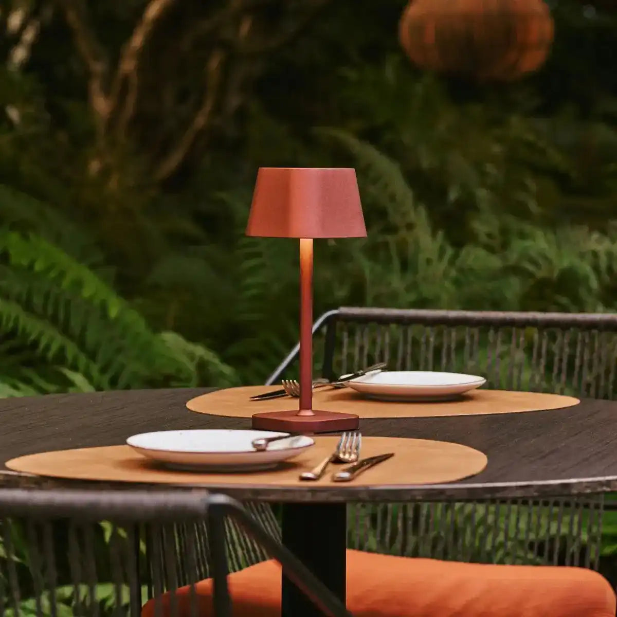 AVA Bronze - wiederaufladbare Tischlampe | Stilvoll, schnurlos und dimmbar