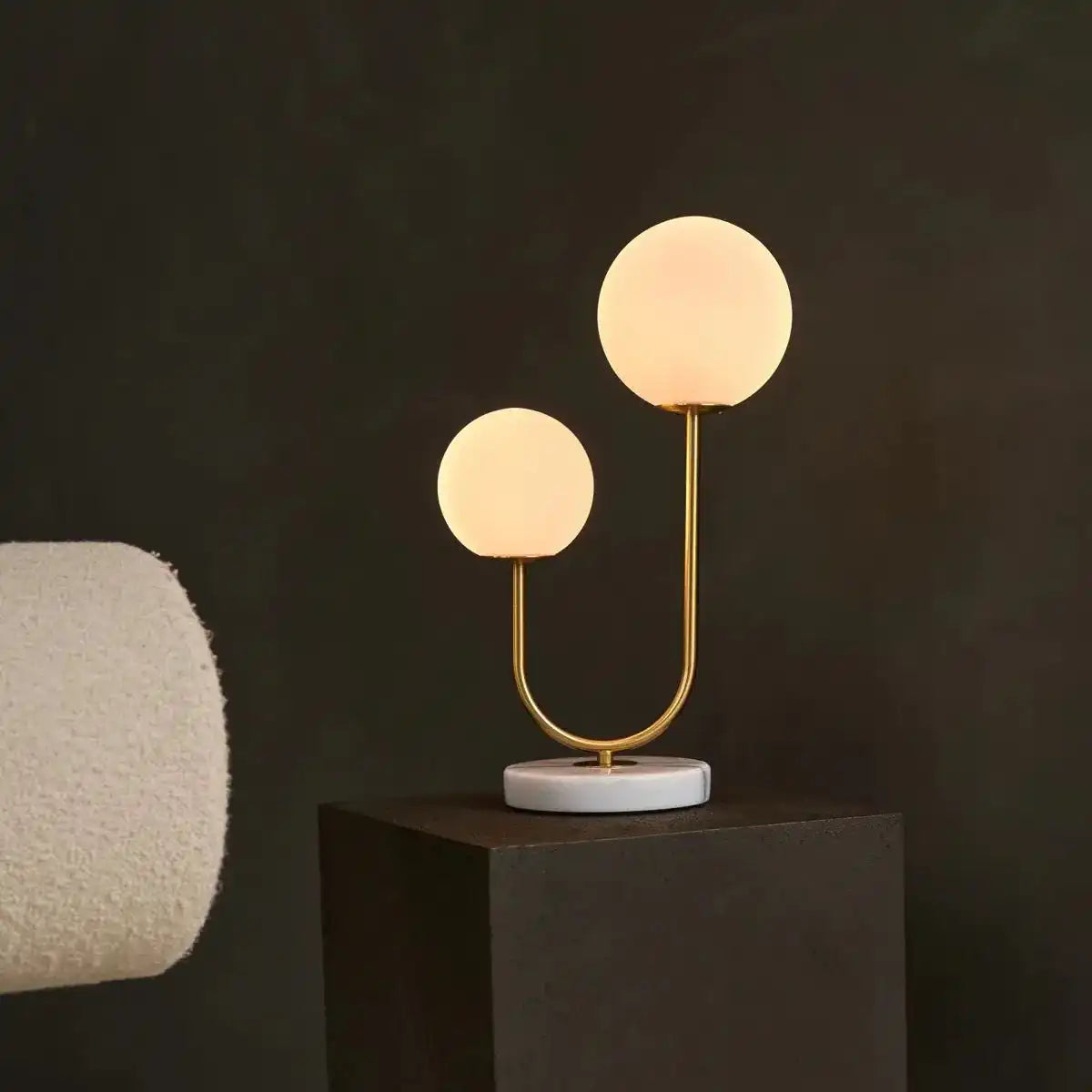 Giorgia Elegante Marmorlampe - Elegante Tischlampe mit gefrosteten Glasbirnen