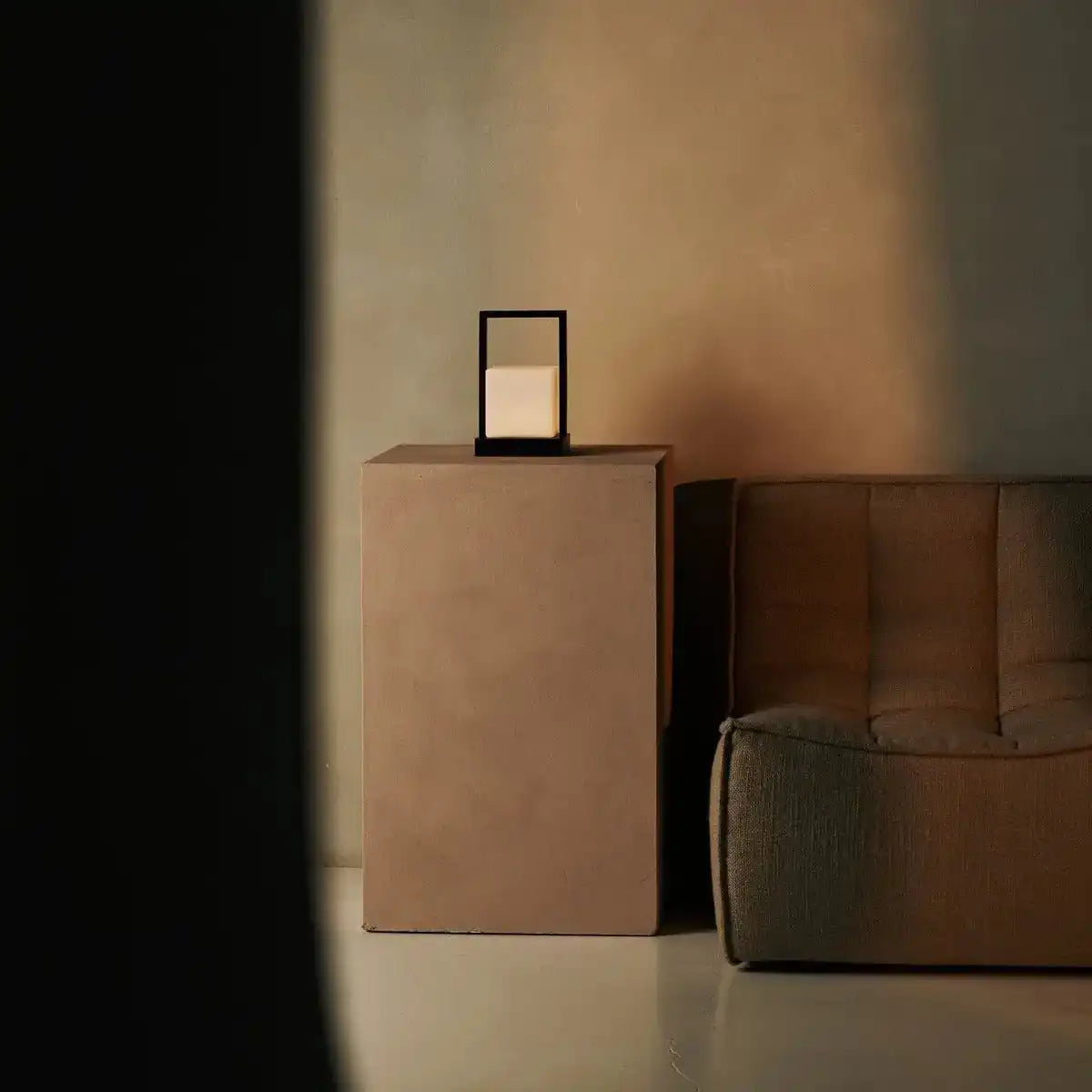 Noah dunkelbraune hölzerne wiederaufladbare Tischlampe mit Glas und Holzgriff