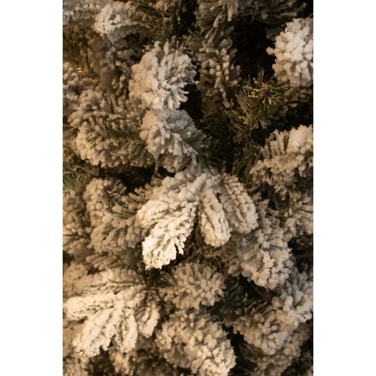 Schmaler künstlicher Weihnachtsbaum von Harma – H185 x Ø63 cm – Grün gefrostet