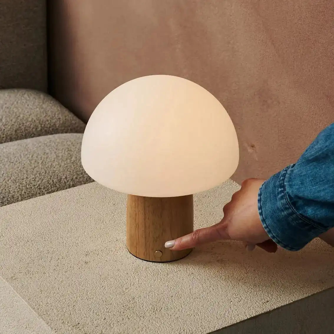 Mia hellbraun stilvolle Holztischlampe mit Dimmer - Holz, funktional und subtil