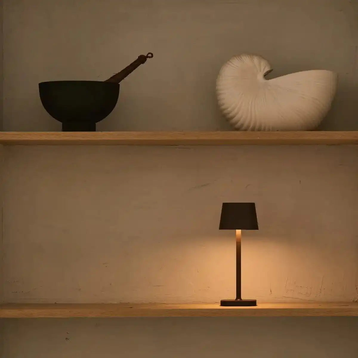 Ava Mokkabraune wiederaufladbare Tischlampe | Kabellos und dimmbar