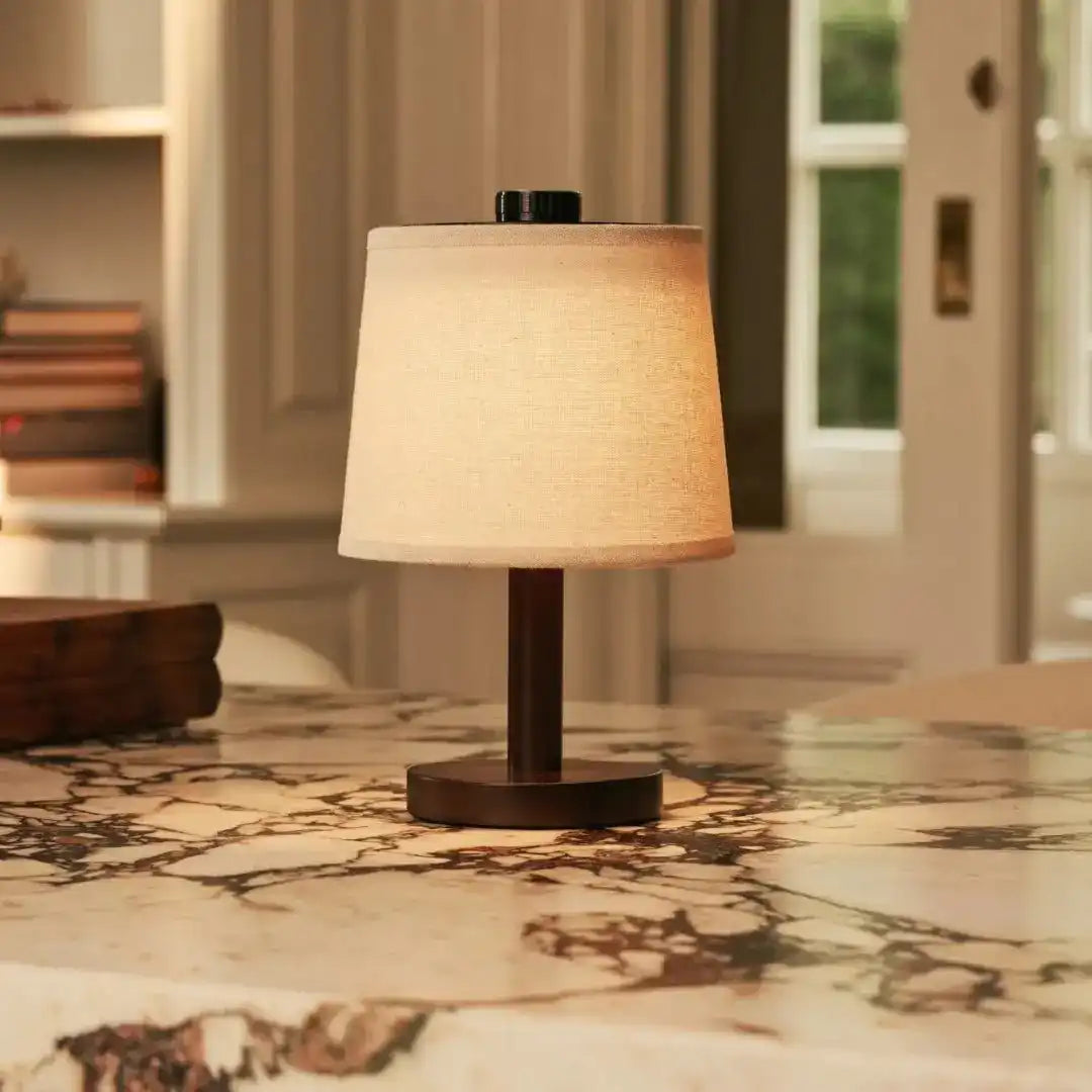 Rover dunkelbraune Holzlampe – wiederaufladbar, kabellos und dimmbarer Schirm