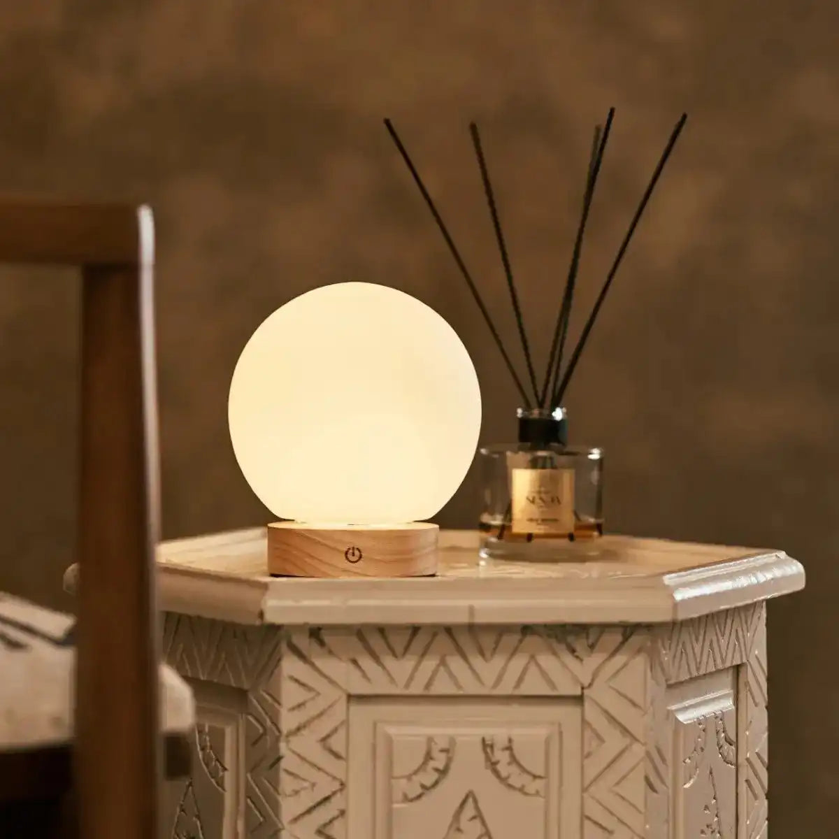 Flores hellbraune Holzlampe mit Glasbirne - wiederaufladbares und dimmbares kabelloses Licht
