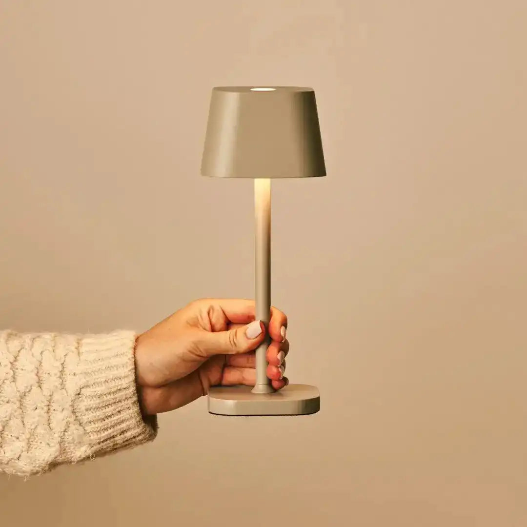 Ava Shadow Grey - wiederaufladbare Tischlampe | Stilvoll, schnurlos und dimmbar