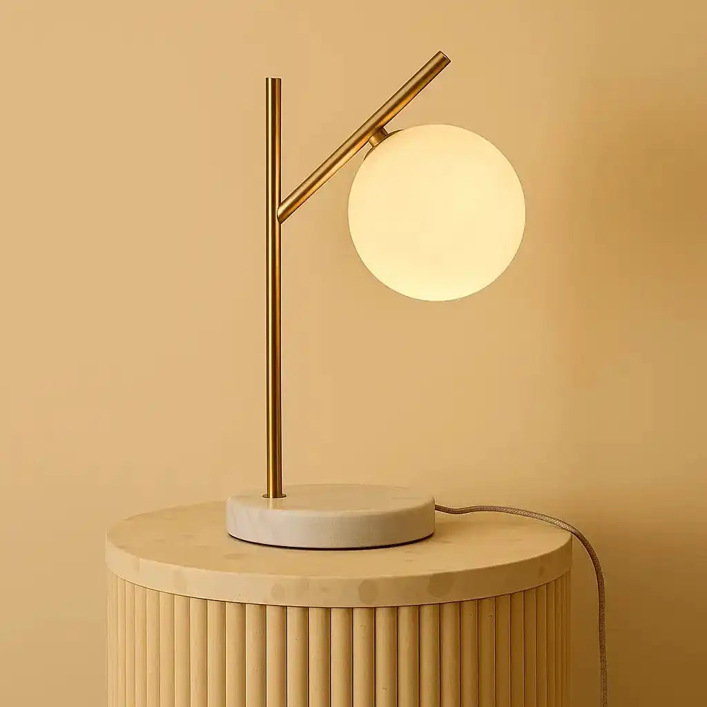 Madison Marmorlampe mit Milchglaskugel – Elegante Tischlampe