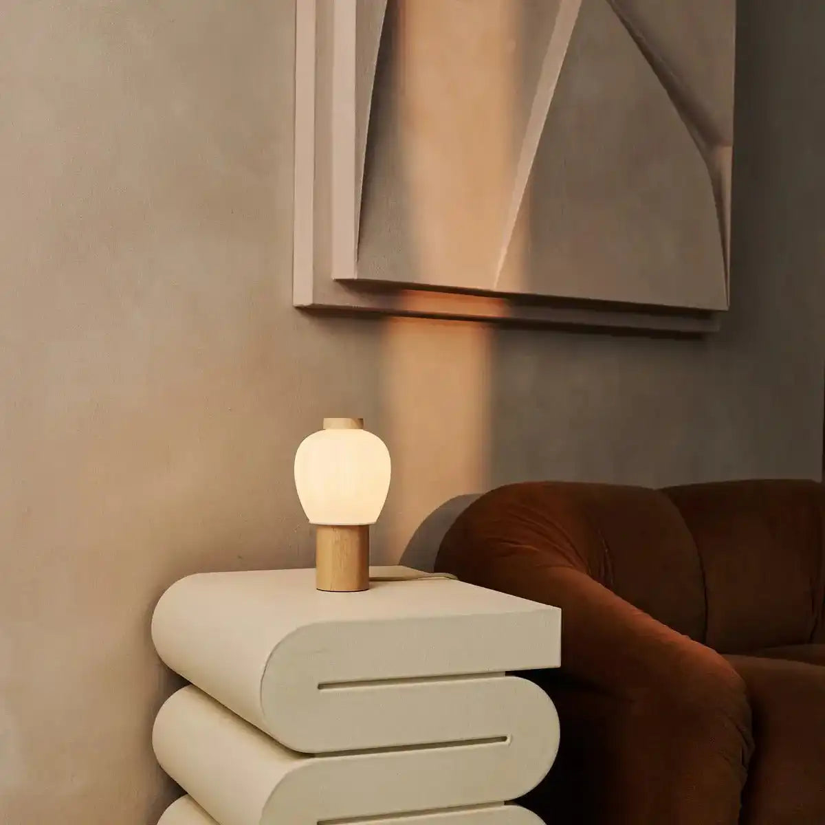 Los hellbraunes Holzlampe mit wunderschönem Glasschatten, warmes Lichtlampe und einzigartiges Design