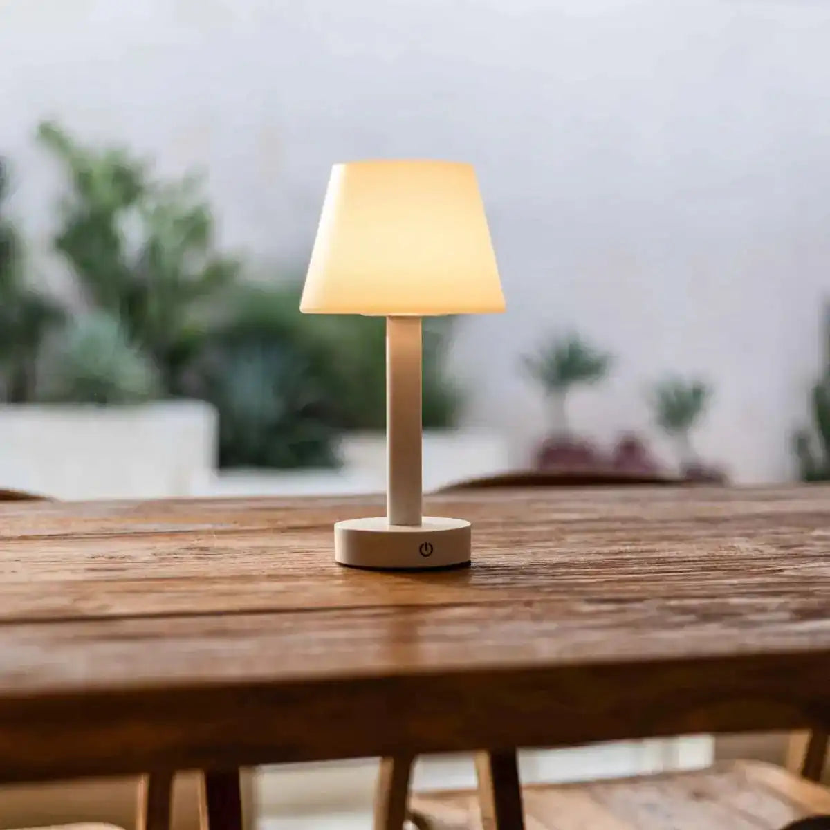 Zoë Weiße wiederaufladbare Tischlampe aus Holz | Kabellos, dimmbar, USB-C, 80-Stunden-Akku