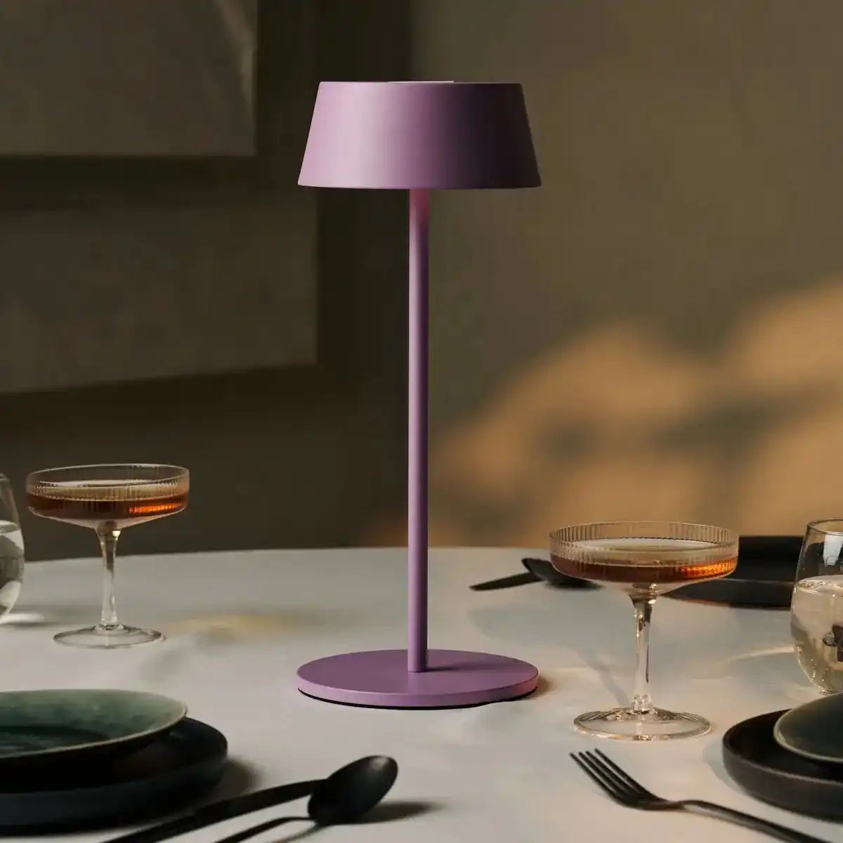 Hugo Violet Lila wiederaufladbarer Tischlampe - stilvoller, dimmbarer Lampe und schnurlos