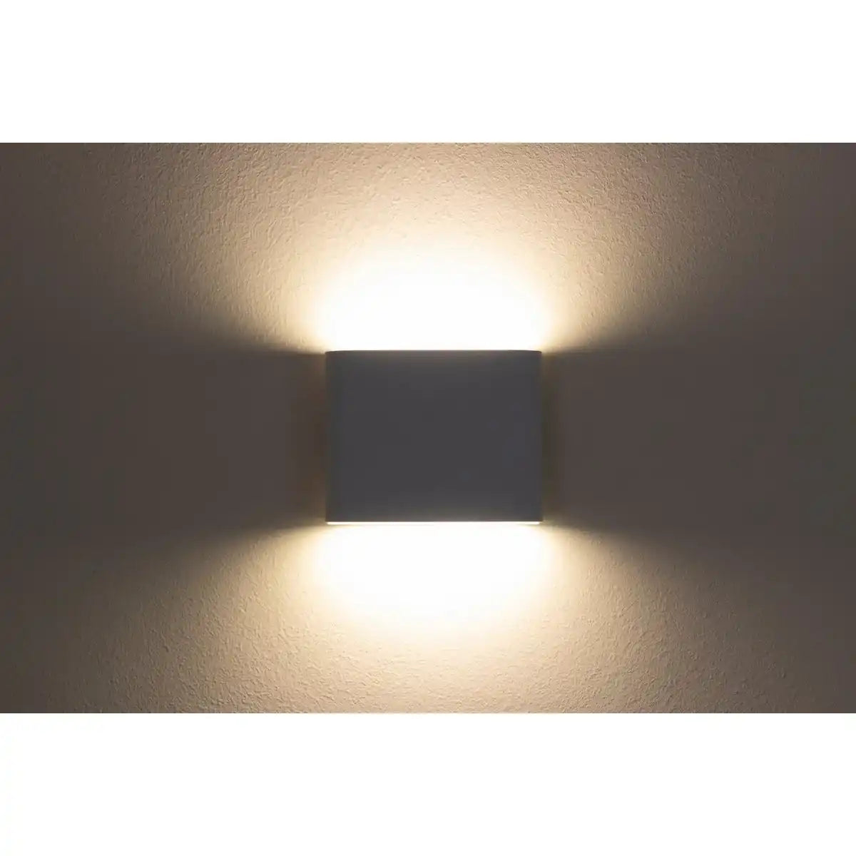 Akku-Wand-Leuchte "CUBE" magnetisch, ca 10 x 10 cm, aus weißem Metall, mit Bewegungssensor