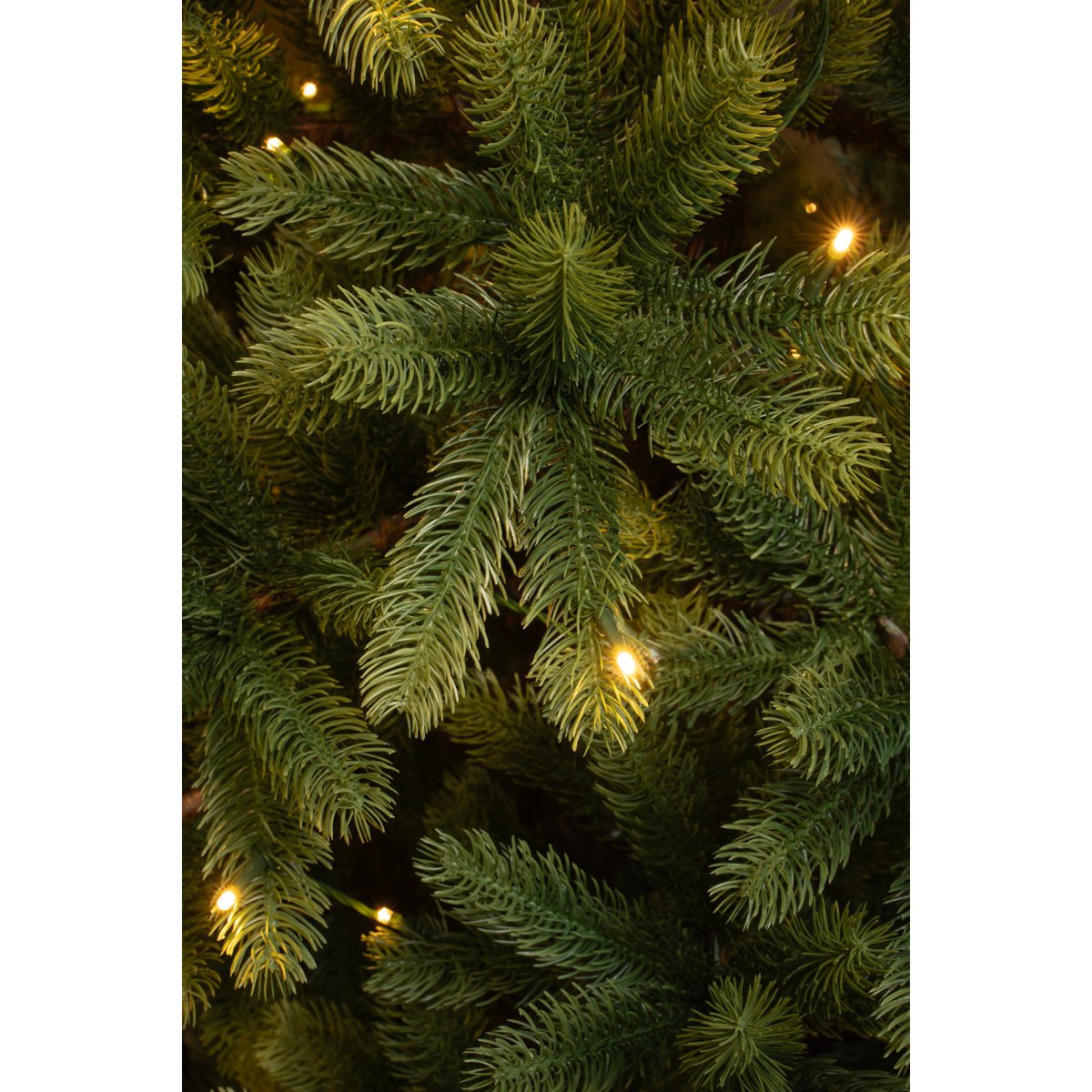 Künstlicher Weihnachtsbaum mit warmweißer LED-Beleuchtung – H240 x Ø138 cm – Grün