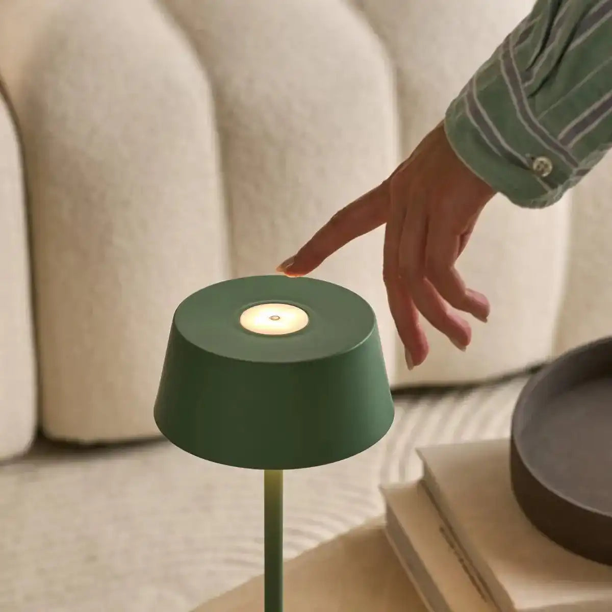 Hugo Sage Green Wiederaufladbare Tischlampe – Stilvoll, dimmbar und kabellos