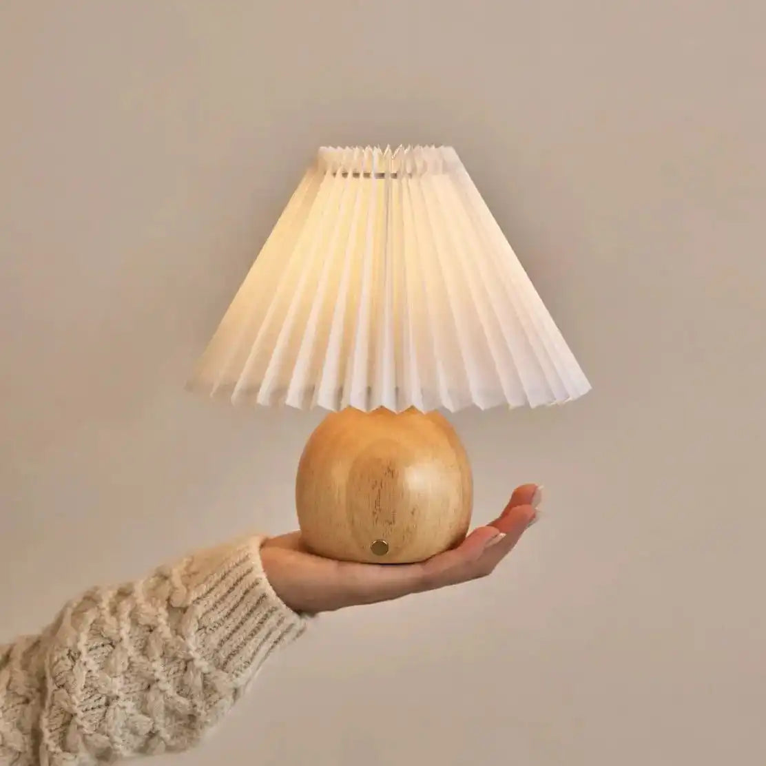 Nathalie Hellbraune moderne und retro wiederaufladbare Lampe, dimmbar, Holz und Papier, wunderschöner Papierschirm