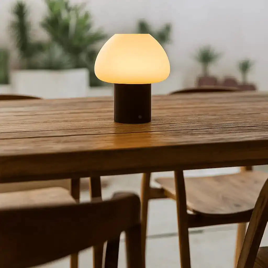 Dunkelbraune Holzlampe Fynn – wiederaufladbares und dimmbares Licht
