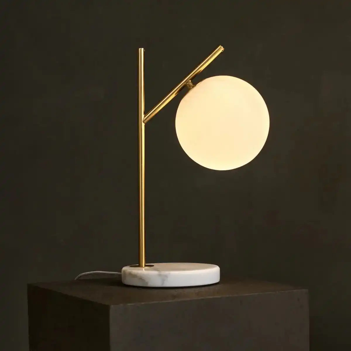 Madison Marmorlampe mit Milchglaskugel – Elegante Tischlampe